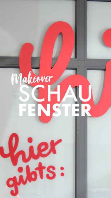 Und schwupps hat das „hi“ aus der Fräse seinen Bestimmungsort gefunden! 

Wo müsste so ein „hi“ noch unbedingt hin? Habt ihr eine Idee? 

Unser drittes undurchsichtiges Schaufenster wartet schon lange auf ein Makeover und @meinfeenstaub hat mich mit ihrer Vorfreude aufs neue Studio so inspiriert, dass es gleich losging! Jetzt kann man wirklich nicht mehr vorbeifahren oh e zu kucken und vielleicht versteht der ein oder andere ja jetzt besser was hier so passiert!