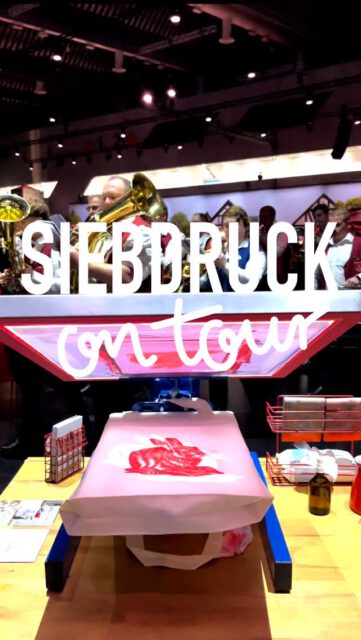 Wir waren letzte Woche mit einem mobilen Siebdruckstand am Deutschen Sparkassentag! Die Besucher:innen konnten ihre eigene Tasche mit dem roten Hasenmotiv bedrucken – und dabei den Prozess live erleben!

Schreibt uns gerne, wenn ihr auf eurem Event auch eine DiY-Aktion braucht! 

#Sparkassentag2025 #Siebdruck #DoItYourself #Event #workshopsontour #wucholtzky