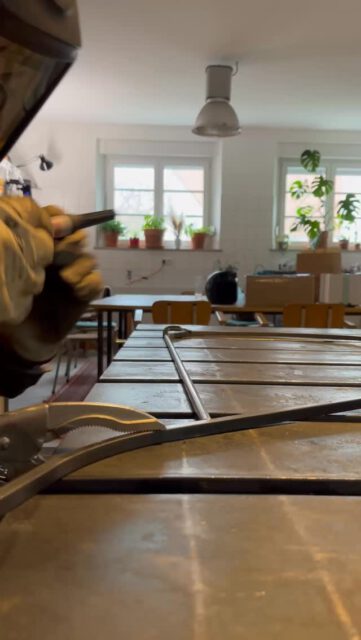 We make your dreams come true! 
Wolltet ihr auch schon immer mal Schweißen ausprobieren? Oder wollt ihr jemanden mit einem besonderen Erlebnis beschenken? 

Dann ist unser WIG Schweißen Workshop genau das Richtige für euch!

In unserem Onlineshop könnt ihr konkrete Termine 2026 buchen oder einen terminungebundenen Gutschein kaufen. Die Kurse finden in Nürnberg statt, sind auf 2 Teilnehmer begrenzt und dauern ca. 4 Stunden. Meldet euch gerne bei uns, falls ihr Fragen habt.
 
#schweißen #wigschweißen #ewm_welding  #diy #nürnberg #makersweek2025