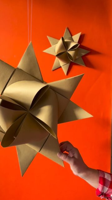 Ich liebe es kleine Dinge ganz groß rauskommen zu lassen, deshalb gibts bei uns Fröbelsterne in XXL. Wir feiern am Samstag Nachmittag ein bisschen, also kommt gerne alle vorbei und bastelt euch auch so einen riesigen (oder auch ganz normale) Sterne! 
Falls ihr noch eine Rolle Geschenkpapier habt, könnt ihr die auch ganz easy zu Hause machen…
 
20.12.25 14-18 Uhr geöffnet! 

#diy #diyweihnachten #xxlfröbelstern #fröbelstern #wucholtzky