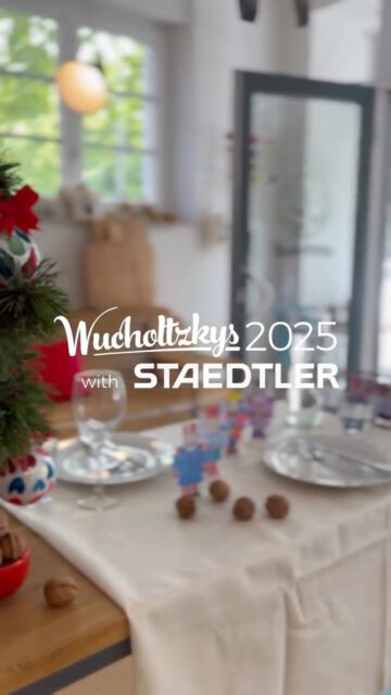 What a fantastic year with STAEDTLER! Join us as we look back on a year full of creative projects, spectacular events, and exciting workshops, all crowned with festive WinterWonderMoments! ❄️💙

The preparations for Creative World in Frankfurt already began in January. We had the opportunity to create the brand-new FIMO Professional logo in its original material and soon admired it at the booth, along with many other depictions of our artworks on walls, packaging, and instructions.
Theresa also held two workshops for the trade fair visitors and created many different artworks live on site using Design Journey products.

In spring, we continued with the planning of a huge team workshop in which 80 participants created a gigantic flip picture featuring the company logo and Mars head! More news on that coming soon ☺️

In summer, several projects were released, including a tutorial video on how to use the PigmentArts Blending Liquid and a FIMO creative tip on the Mica Shift technique.

At the end of September, we slipped into our wool sweaters at a pleasant 30°C and created some beautiful Christmas crafts, including instructional videos — fortunately with the support of our youngest team member.

And just like that, exciting projects for next year are already lined up! See you at Creative World 2026!

Thank you for the fantastic collaboration, Team STAEDTLER! 💙 

#STAEDTLER #staedtlerwinterwonder #staedtlerwinterwonder💙✨ #recap2025 #mycreative2025