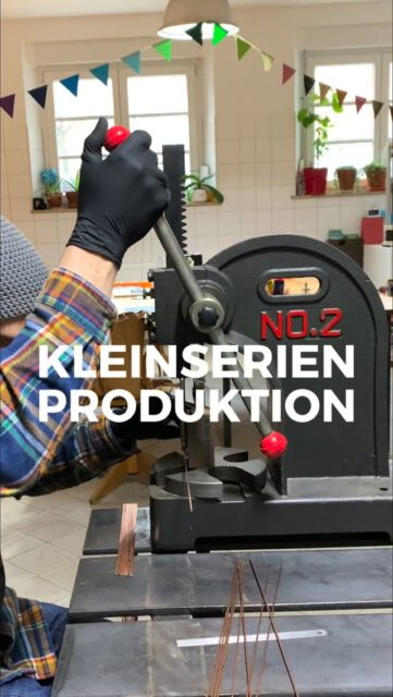 In unserer Werkstatt können wir auch Kleinserien, Ausstellungssysteme, Kunstrealisierung und vieles mehr herstellen! Habt ihr eine Idee im Kopf, die ihr zum Leben erwecken wollt? Schreibt uns gerne eine Mail oder kommt vorbei 😊

#fräsen #schweißen #biegen #kleinserie #kunstrealisation