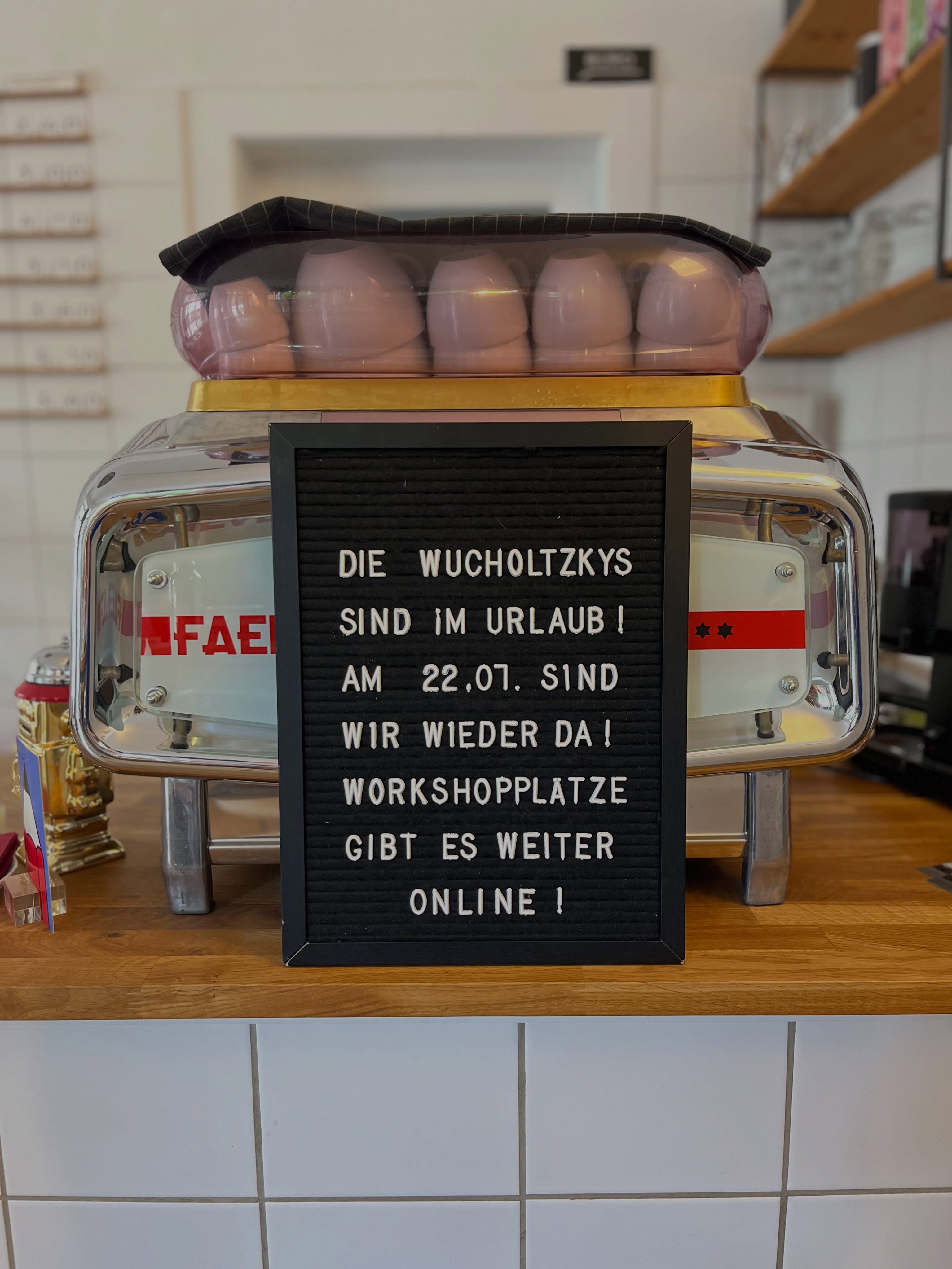 Achtung! Achtung! Unser Ladencafé bleibt von 04.-21.07. geschlossen. Ab Mittwoch, den 22.07. sind wir wieder da! 
Über unseren Onlineshop könnt ihr aber trotzdem alle Workshop-Plätze buchen! Es findet allerdings kein Gutscheinversand statt. 
Ciao Ragazzi!